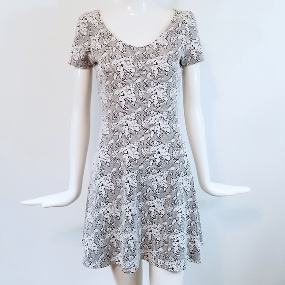 Topshop Dresses & Skirts - Topshop Black White Floral Print Skater Dress Sz 8